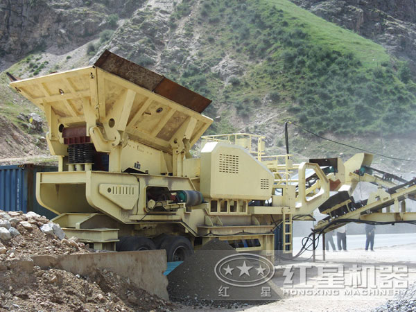 移動(dòng)破碎機(jī)生產(chǎn)現(xiàn)場