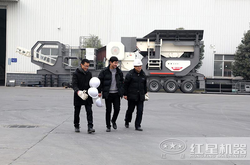 用戶來廠考察移動(dòng)打砂機(jī) 用戶來廠考察移動(dòng)打砂機(jī)