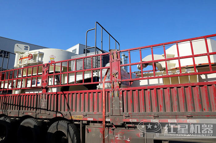 紅星制沙機(jī)設(shè)備被分解裝車(chē)運(yùn)走