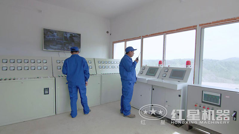 紅星技術(shù)工程師在現(xiàn)場(chǎng)調(diào)試設(shè)備 紅星技術(shù)工程師在現(xiàn)場(chǎng)調(diào)試設(shè)備