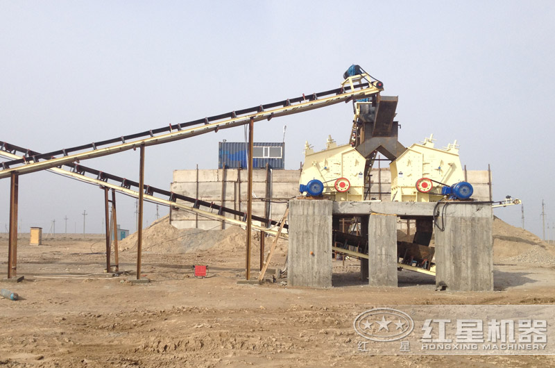 反擊式破碎機(jī)工作現(xiàn)場(chǎng) 反擊式破碎機(jī)工作現(xiàn)場(chǎng)