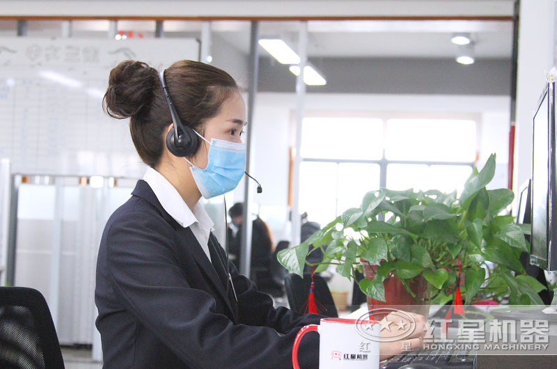 24小時客服全身心工作,用專注點亮了責任 24小時客服全身心工作,用專注點亮了責任