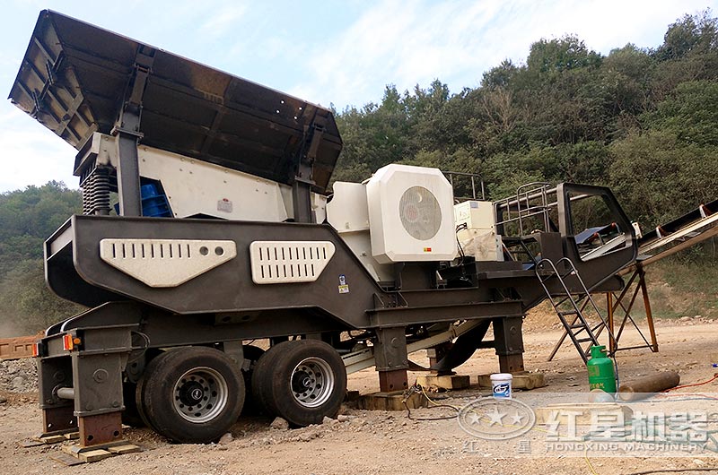 移動顎式破碎機工作現場 移動顎式破碎機工作現場