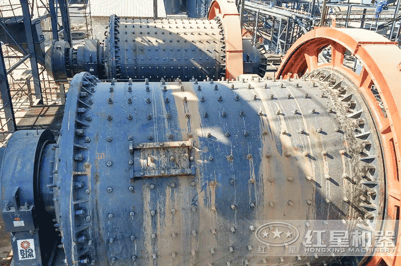 球磨機(jī)投產(chǎn)現(xiàn)場(chǎng) 球磨機(jī)投產(chǎn)現(xiàn)場(chǎng)