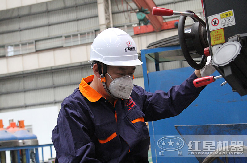 紅星技術(shù)車(chē)間師傅認(rèn)真檢查設(shè)備中 紅星技術(shù)車(chē)間師傅認(rèn)真檢查設(shè)備中