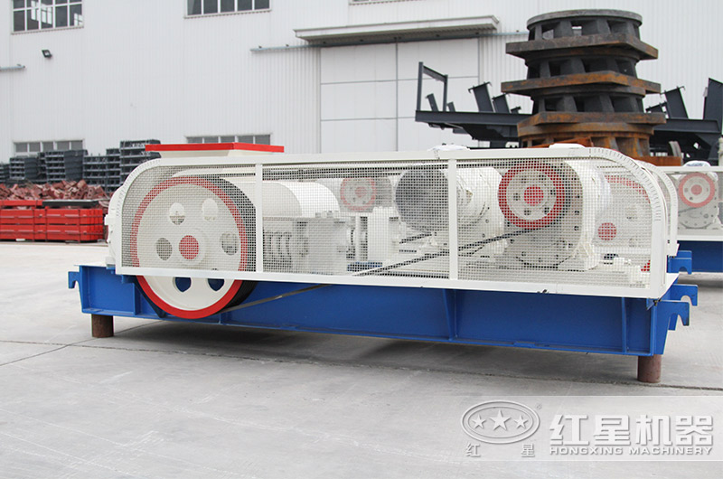 小型對輥式卵石破碎機廠區展示一角 小型對輥式卵石破碎機廠區展示一角