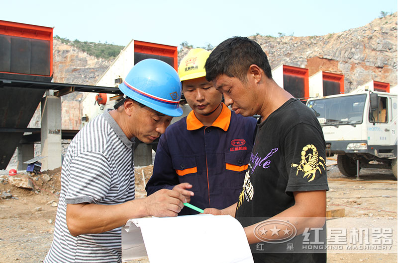 技術師傅在施工現場指導培訓操作人員 技術師傅在施工現場指導培訓操作人員