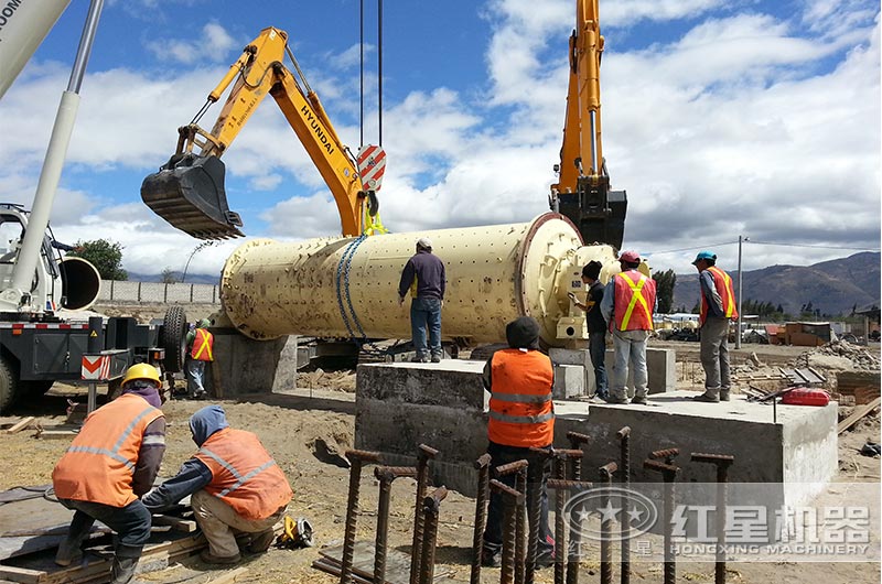 球磨機室外生產現場搭建中