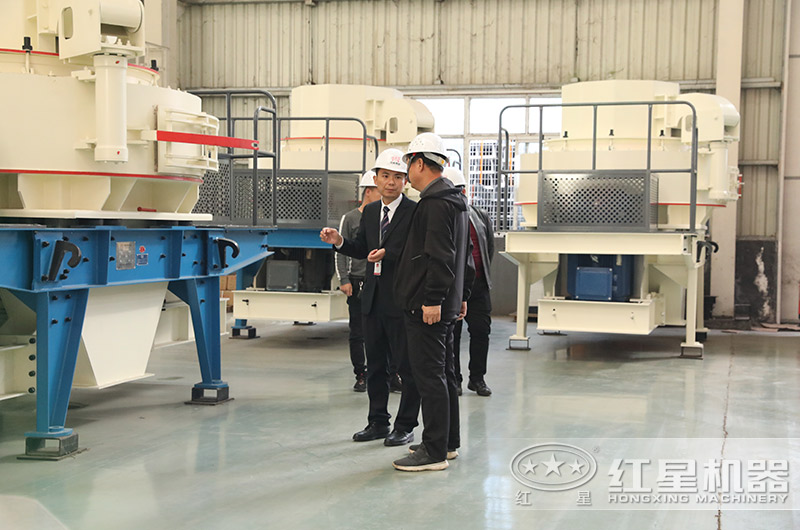 技術經理在為來廠參觀的用戶詳細講解制砂設備