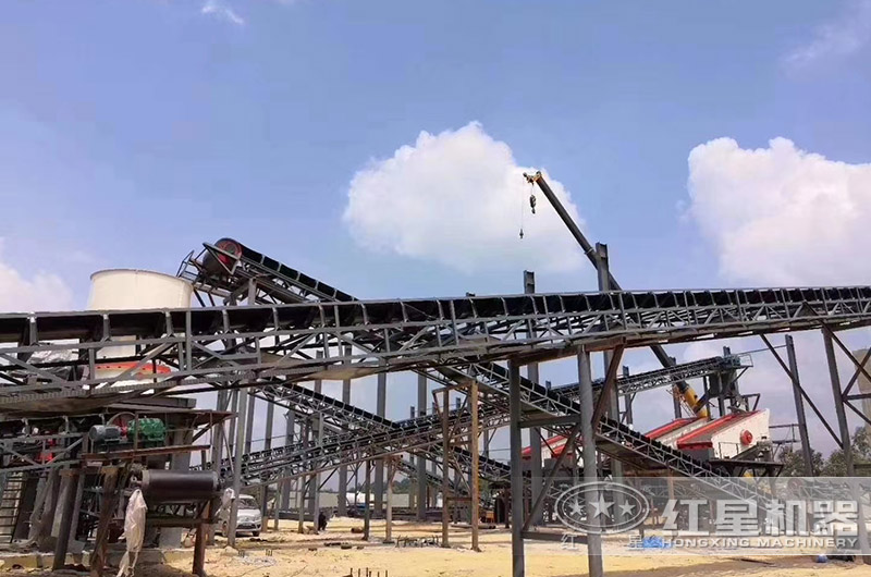 金礦破碎、篩分生產(chǎn)現(xiàn)場(chǎng) 金礦破碎、篩分生產(chǎn)現(xiàn)場(chǎng)