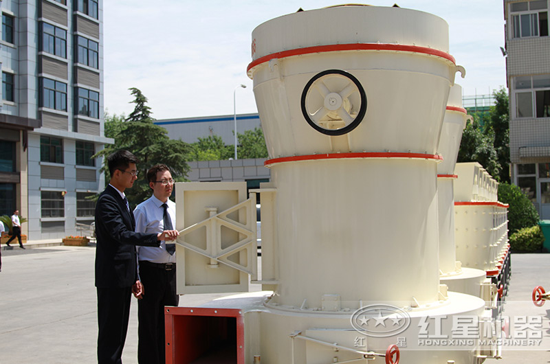 客戶來廠參觀磨粉設備中 客戶來廠參觀磨粉設備中