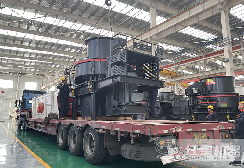 紅星機器沖擊破碎機廠家直銷，發貨現場